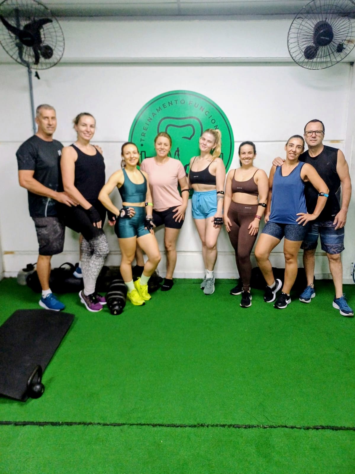 Turma da MC Treinamento Funcional reunida no estúdio