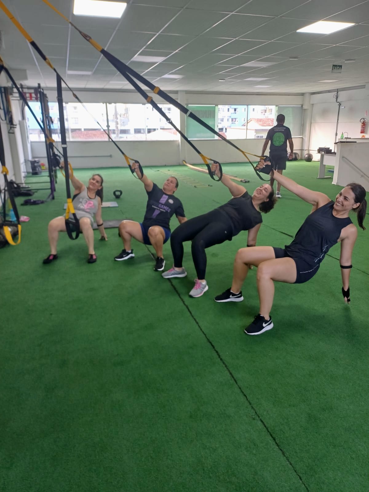 Turma treinando no TRX na MC Treinamento Funcional em Areias, São José/SC