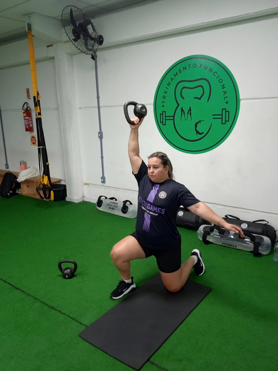 Aluna em treino funcional com kettlebell na MC