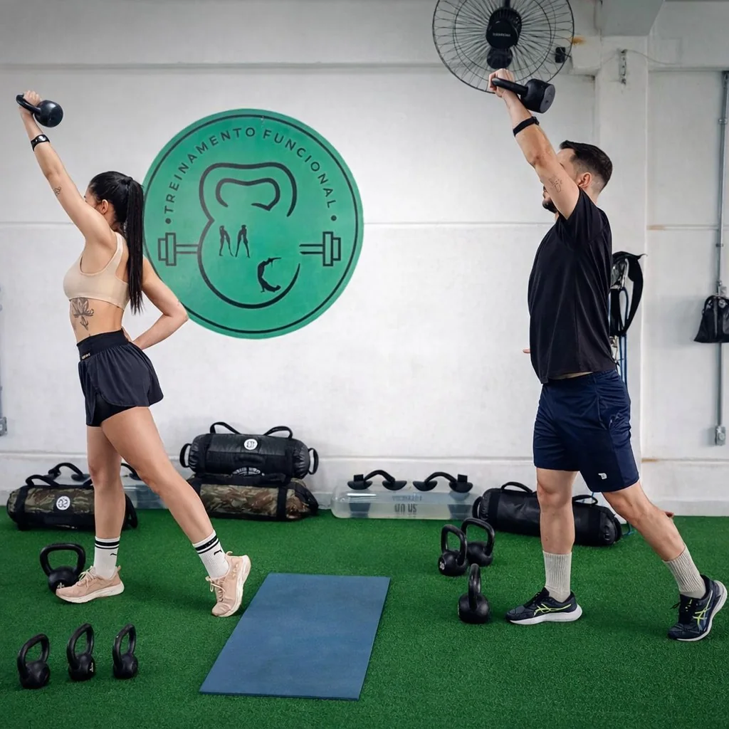 Aluna fazendo treino funcional com kettlebell no estúdio da MC